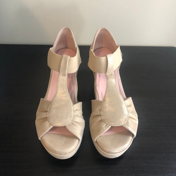 Taryn Rose / Sarin Sandal / Beige / Size 7 - Picture 3 of 4